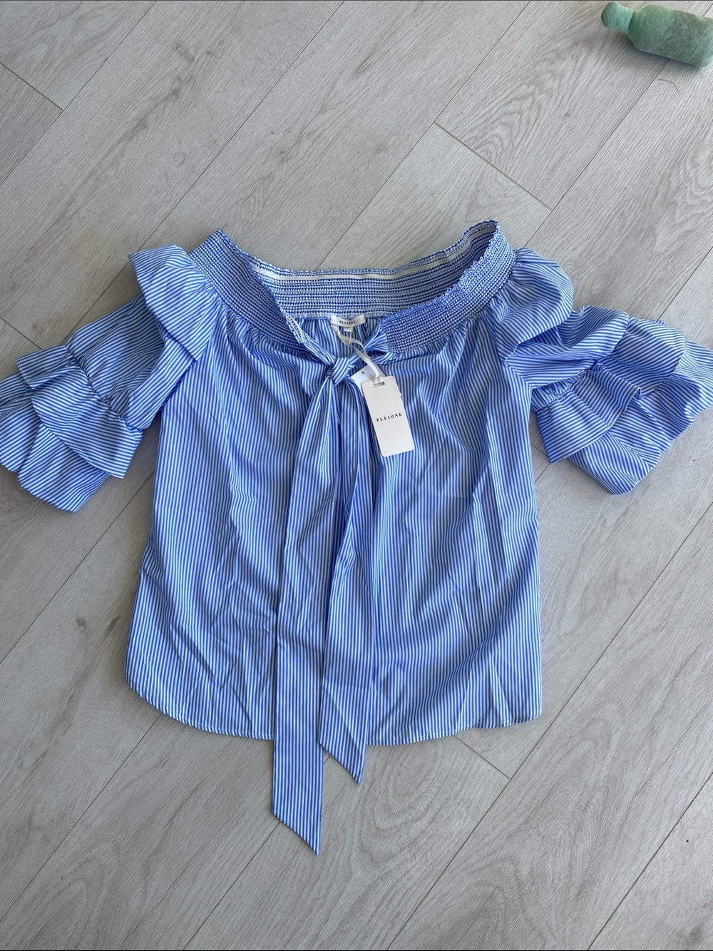 NWT Women’s Pelione Striped Blue Off-Shoulder Ruffle Sleeve Blouse w/ Tie size L